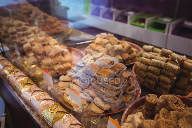 Vários doces turcos dispostos na prateleira e exibição na loja — Fotografia de Stock