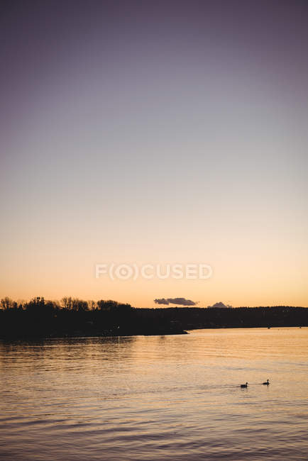 Vue panoramique du magnifique lac au coucher du soleil — Photo de stock