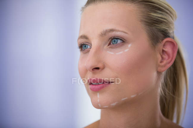 Портрет середині дорослої жінки зі знаками для косметичне лікування — стокове фото