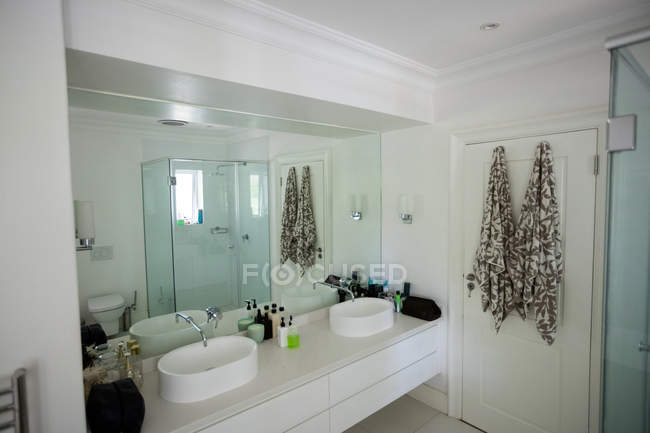 Bagno vuoto con lavabo a mano a casa — Foto stock