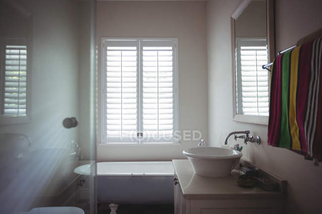Пустая ванная комната с раковиной для мытья рук и ванной — стоковое фото