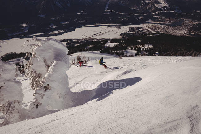 Due sciatori sciano sulle alpi innevate durante l'inverno — Foto stock