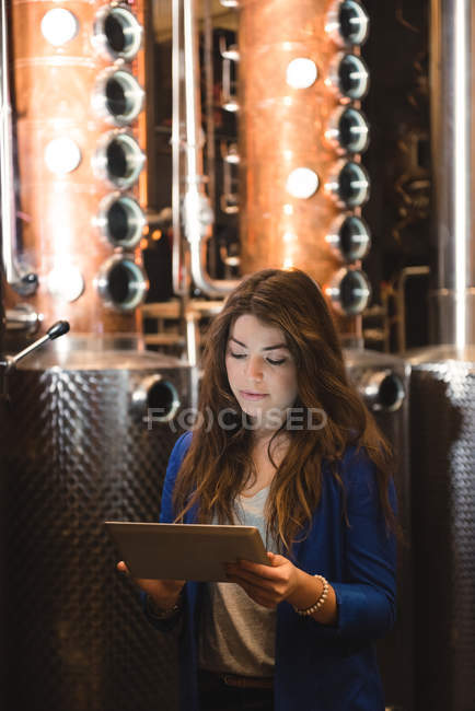Donna che utilizza tablet digitale in fabbrica di birra — Foto stock