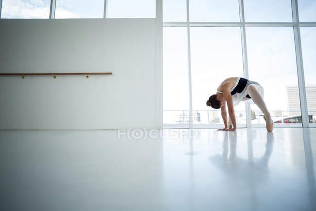 Ballerine pratiquant la danse de ballet en studio de danse — Photo de stock