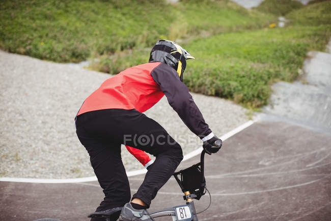 Cycliste vélo BMX à skatepark — Photo de stock