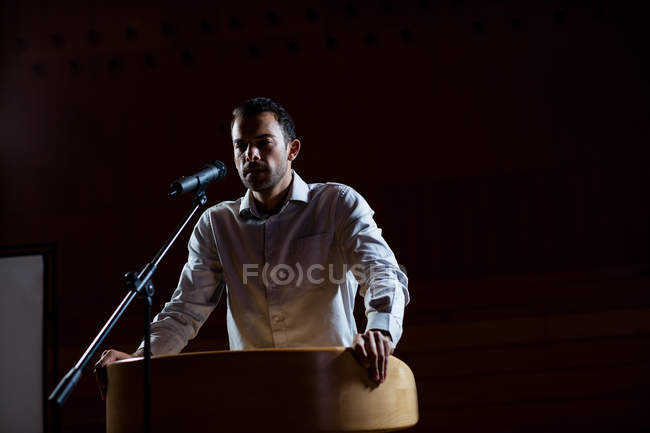 Business executive giving a speech at conference center — Stock Photo