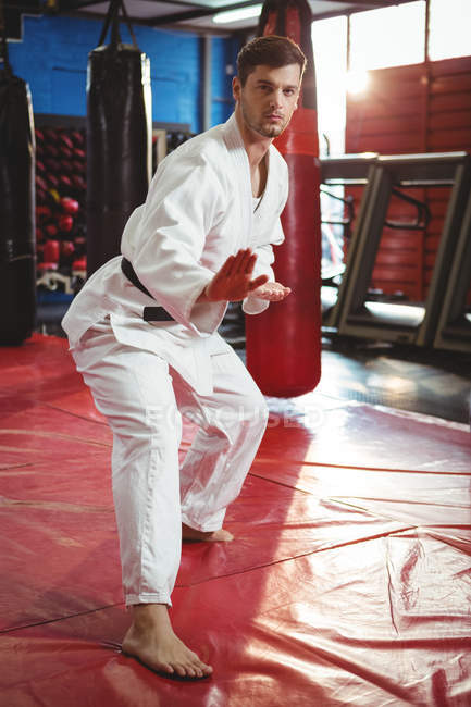 Karatê executando postura de karatê no estúdio de fitness — Fotografia de Stock