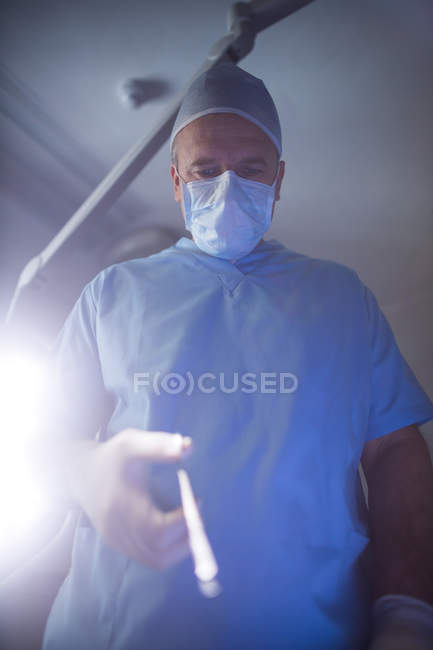 Хірург виконання операції в операційній залі лікарні — стокове фото