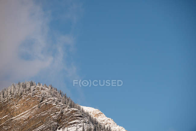 Vista tranquila do topo da montanha coberto de neve — Fotografia de Stock