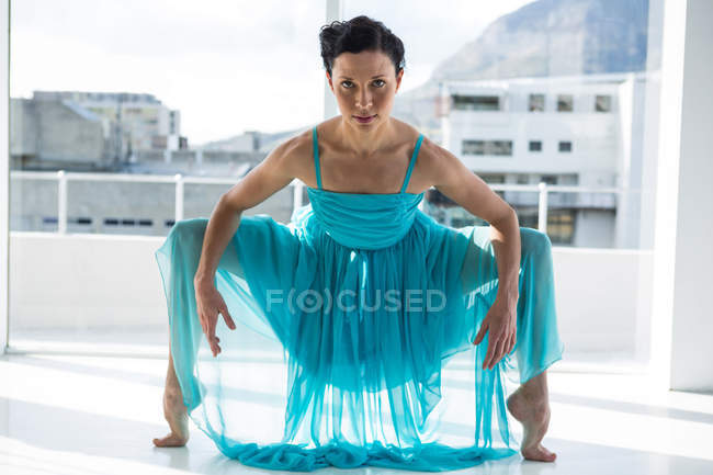 Portrait de danseuse pratiquant la danse contemporaine en studio — Photo de stock