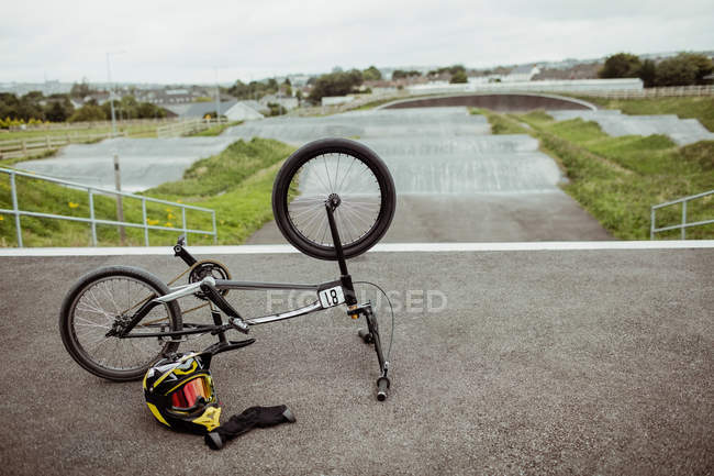BMX vélo sur la rampe de départ au skatepark — Photo de stock