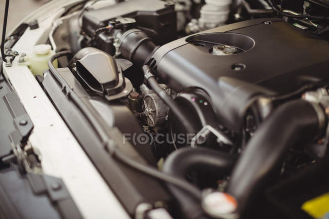 Gros plan du moteur de voiture dans le garage de réparation — Photo de stock