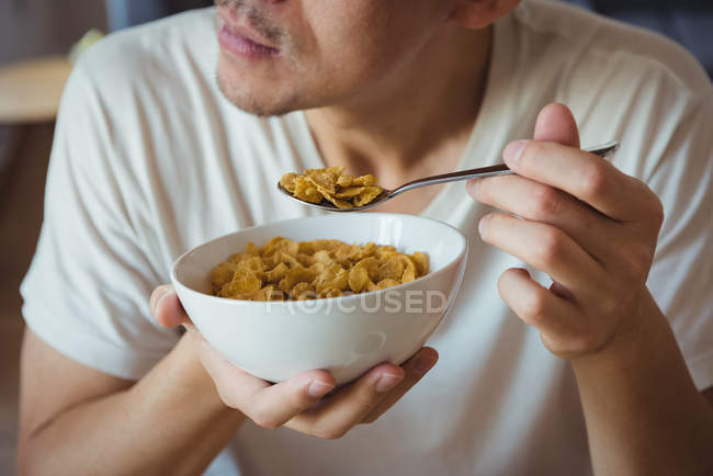 Primer plano del hombre desayunando en casa - foto de stock