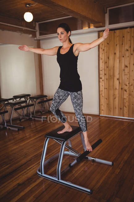 Mujer decidida practicando pilates en un gimnasio - foto de stock