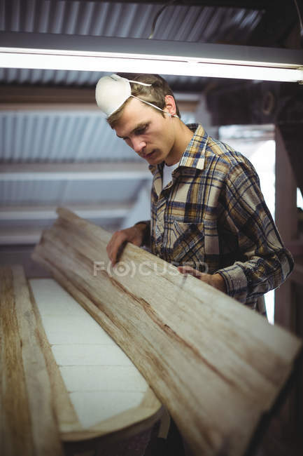 Homme faisant planche de surf à l'intérieur de l'atelier — Photo de stock