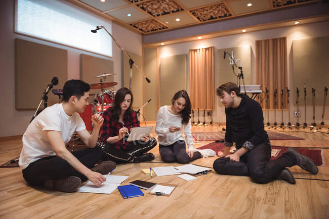 Equipe de músicos compondo melodia em estúdio de gravação — Fotografia de Stock
