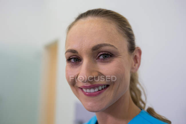 Ritratto di sorridente medico donna adulta presso la clinica — Foto stock