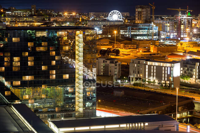 Вид с воздуха на освещенный деловой район ночью — стоковое фото