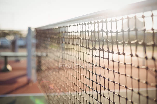 Gros plan du filet dans le court de tennis au soleil — Photo de stock