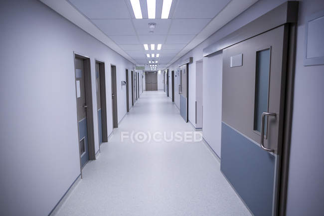 Corridoio vuoto di un ospedale con porte e luci — Foto stock