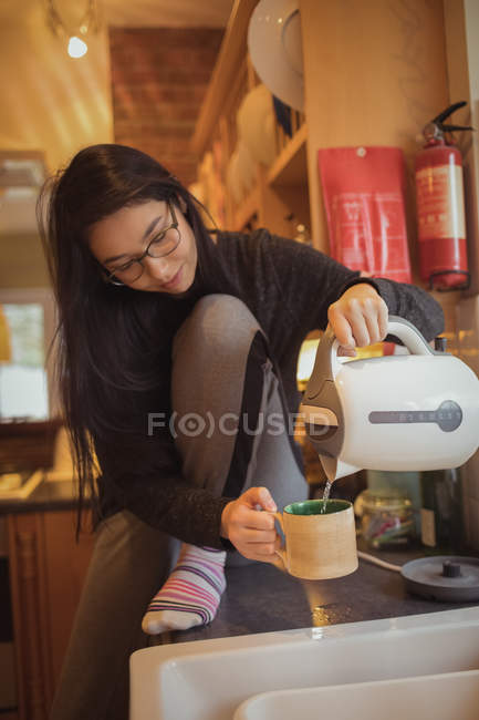 Жінка готує каву на кухні вдома — стокове фото