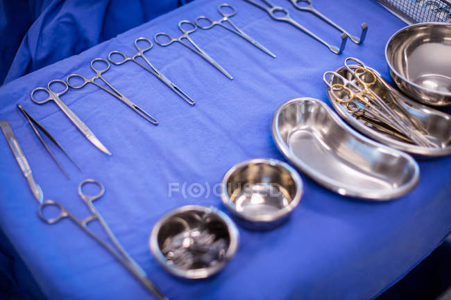Різні хірургічні інструменти, що зберігаються на столі в операційному театрі в лікарні — стокове фото