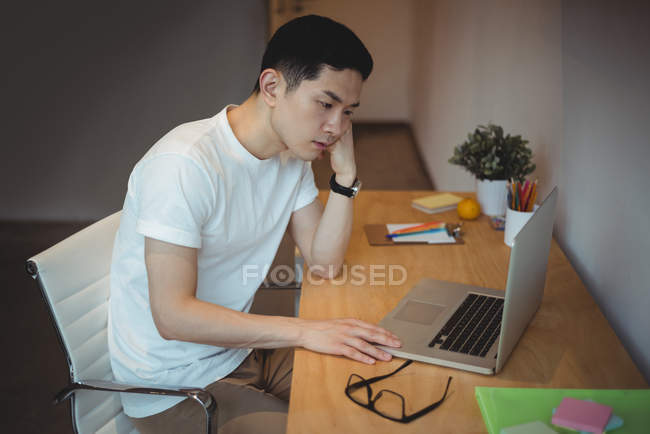 Бизнес-руководитель работает на ноутбуке в офисе — стоковое фото