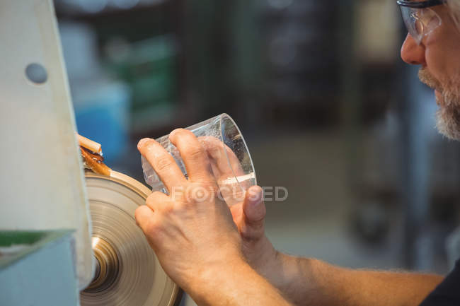 Lucidatura e rettifica di un vetro presso una fabbrica di soffiaggio — Foto stock