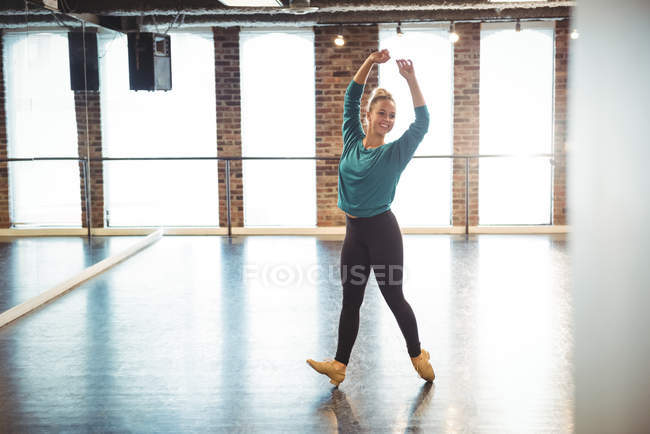 Femme pratiquant une danse en studio de danse — Photo de stock