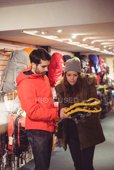 Casal selecionando sapatos de neve juntos em uma loja — Fotografia de Stock