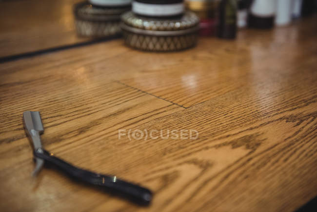 Close-up de navalha na mesa de vestir na barbearia — Fotografia de Stock