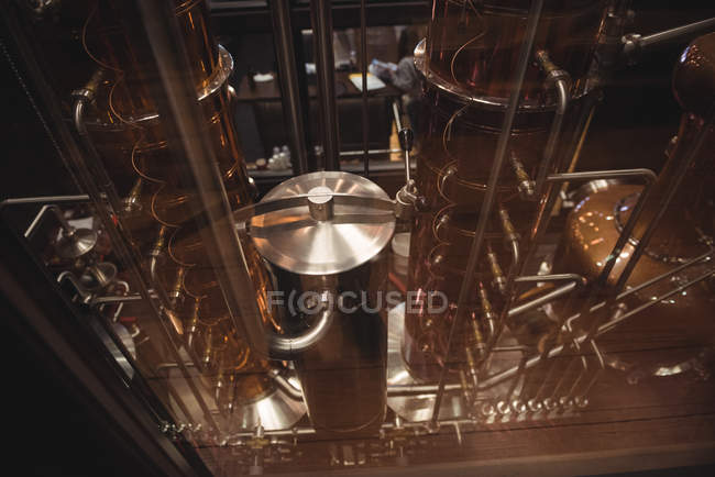 Close-up de destilaria de cerveja na fábrica — Fotografia de Stock