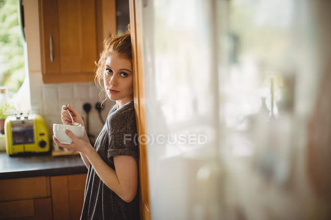 Ritratto di bella donna che prende un caffè in cucina a casa — Foto stock