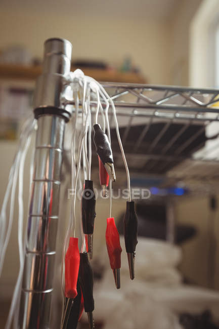 Крупный план кабелей для электросухой иглы — стоковое фото