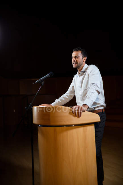 Homme d'affaires donnant un discours au centre de conférence — Photo de stock