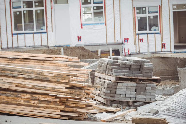 Holzbohlen stapeln sich auf Baustelle — Stockfoto