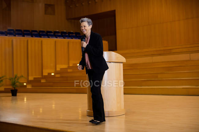 Weibliche Führungskräfte bei einer Rede im Konferenzzentrum — Stockfoto