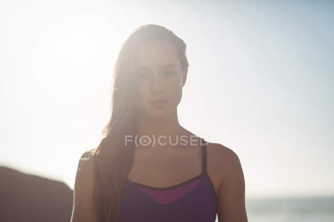 Retrato de mulher bonita na praia em um dia ensolarado — Fotografia de Stock