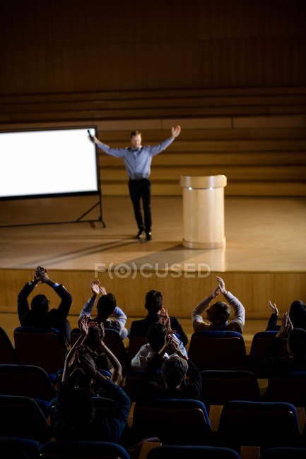 Audience applaudissant conférencier après présentation de conférence au centre de conférence — Photo de stock
