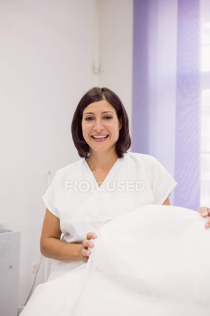 Вид спереди дерматолога, стоящего в клинике — стоковое фото