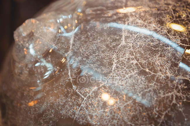 Primer plano de los residuos de vidrio en un recipiente de metal en la fábrica de soplado de vidrio - foto de stock
