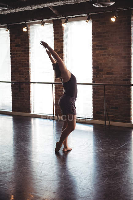 Женщина, практикующая современный танец в танцевальной студии — стоковое фото