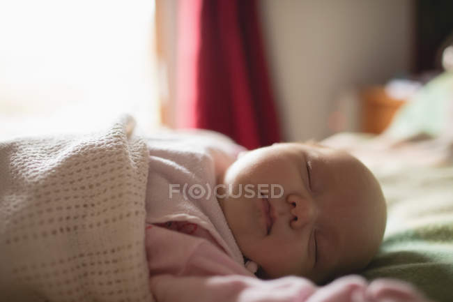 Nahaufnahme eines niedlichen Babys, das zu Hause im Schlafzimmer schläft — Stockfoto