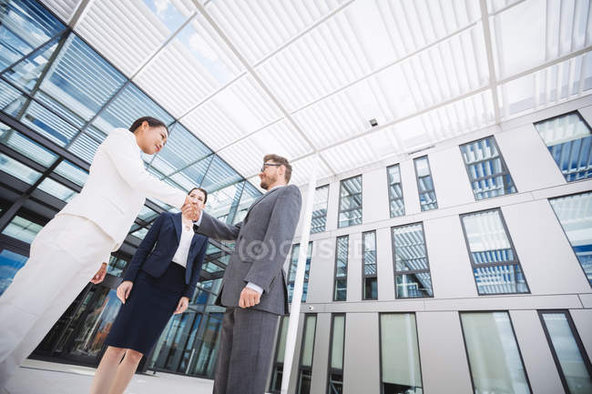 Бізнесмен тремтить руками з колегою в офісі — стокове фото