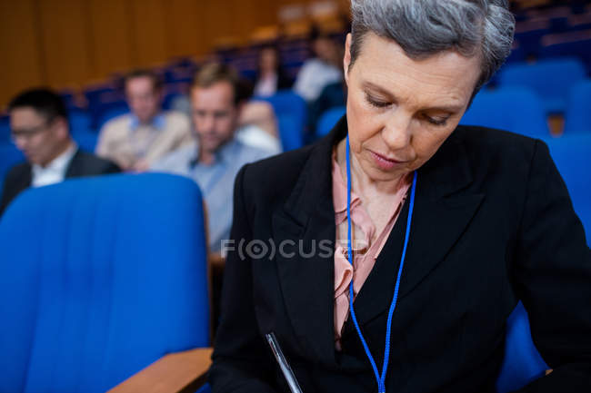 Weibliche Führungskräfte bei einem Geschäftstreffen im Konferenzzentrum — Stockfoto