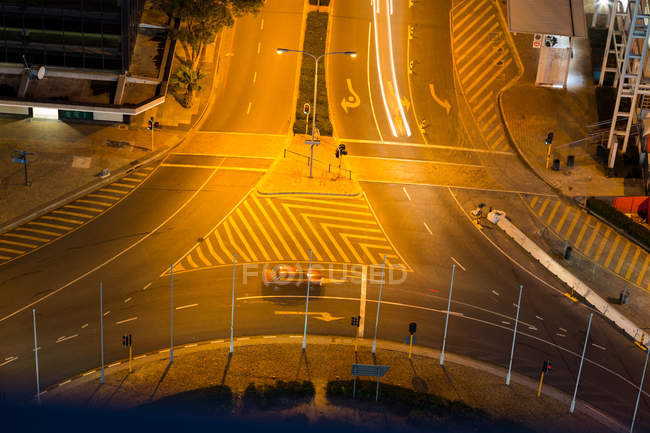 Vista aérea da rua da cidade à noite com iluminação — Fotografia de Stock