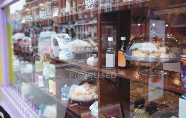 Vários doces turcos dispostos em prateleiras e exibição na loja — Fotografia de Stock