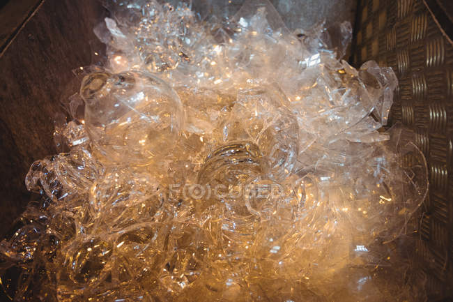 Nahaufnahme von Altglas in einem Metallcontainer in der Glasbläserei — Stockfoto