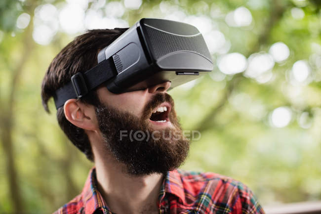 Jovem usando headset realidade virtual no terraço ao ar livre — Fotografia de Stock