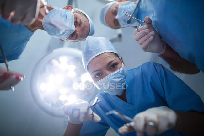 Група хірургів, що виконують операцію в операційній кімнаті в лікарні — стокове фото